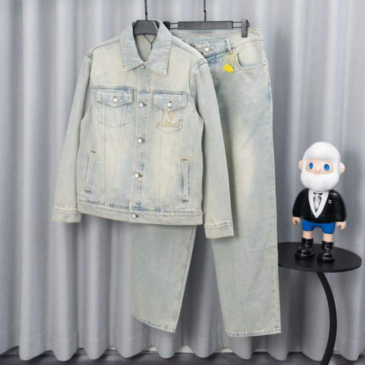 Picture of LV Sweater Suits _SKULVsz46-52sz30-36tltx0541253